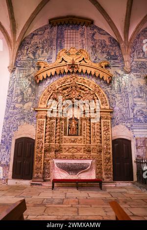 Olivenza, Badajoz, Spagna - 23 ottobre 2024: Altare della chiesa di Santa Maria Maddalena nella città di Olivenza, Badajoz, Spagna Foto Stock