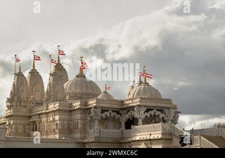 Londra, Regno Unito - 23 febbraio 2024 - il design architettonico esterno del tempio Neasden (BAPS Shri Swaminarayan Mandir) con sfondo cielo. Tempio indù Foto Stock