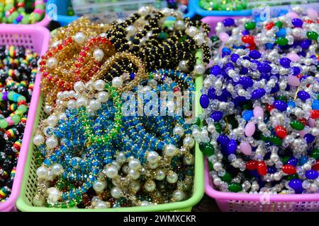 Souvenir in un negozio, Mandalay, Myanmar Foto Stock