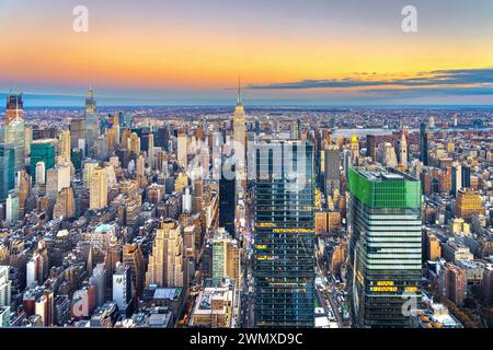 Lo skyline di New York City, New York, Stati Uniti si forma sopra al crepuscolo. Foto Stock