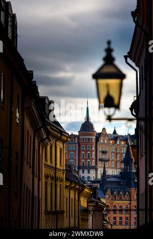Case in un vicolo di Gamla Stan, città vecchia, centro, attrazione, famoso, centro città, viaggio in città, turismo, viaggi, vacanza, architettura, storia Foto Stock
