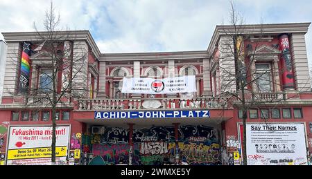 Amburgo, Germania. 28 febbraio 2024. Uno striscione con l'iscrizione "stiamo insieme! Per la tua salute e felicità!" In solidarietà con la RAF è appesa alla facciata del centro culturale autonomo di sinistra "Rote Flora”. In seguito al riuscito arresto dell'ex terrorista della RAF Daniela Klette, sulla facciata della Rote Flora è stato appeso uno striscione di solidarietà. Crediti: Steven Hutchings/TNN/dpa/Alamy Live News Foto Stock