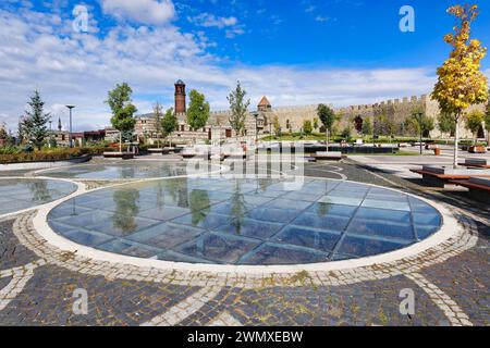 Riflessi nel parco cittadino di Kale, circondato da vetro, e nel castello bizantino di Erzurum, Anatolia, Turchia Foto Stock