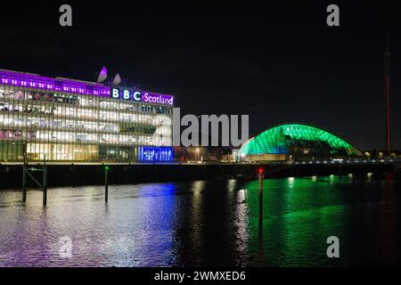 Glasgow Scozia: 11 febbraio 2024: River Clyde di notte BBC Pacific Quay e Glasgow Science Centre Foto Stock