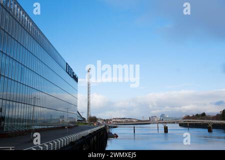 Glasgow Scozia: 13 febbraio 2024: BBC Pacific Quay giorno di sole BBC Scotland sul fiume Clyde Foto Stock