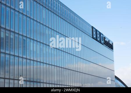 Glasgow Scozia: 13 febbraio 2024: BBC Pacific Quay giorno di sole BBC Scotland sul fiume Clyde Foto Stock