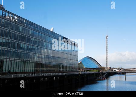 Glasgow Scozia: 13 febbraio 2024: BBC Pacific Quay giorno di sole BBC Scotland sul fiume Clyde Foto Stock