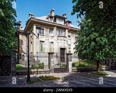 Vista dell'ex ambasciata francese, villa in stile Art Nouveau, a Cetinje, Montenegro Foto Stock