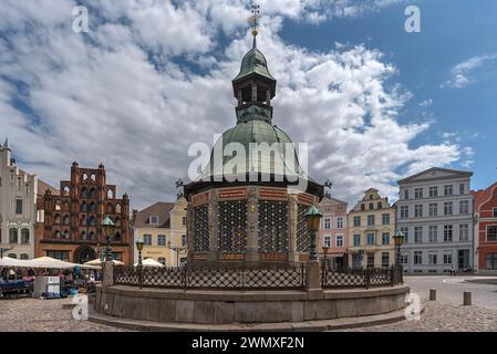 Wismar Waterworks sulla piazza del mercato, costruita nel 1602, Wismar, Meclemburgo-Pomerania occidentale, Germania Foto Stock