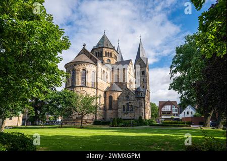 Storica chiesa romanica circondata da alberi sotto un cielo nuvoloso, Basilica di San Anna Church, Neuenkirchen, Renania settentrionale-Vestfalia Foto Stock