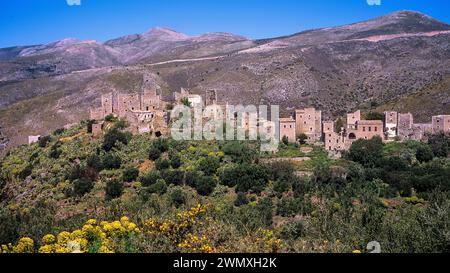 Villaggio di montagna con edifici storici circondato da vegetazione verde e montagne, Vathia, villaggio residenziale a torre, penisola mani Foto Stock