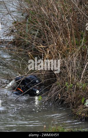 Leicester, Leicestershire, Regno Unito. 28 febbraio 2024. La polizia si tuffa nel Grand Union Canal mentre la ricerca continua per Xielo Maruziva, un ragazzo di 2 anni caduto in acqua alluvionale nel Grand Union Canal a Aylestone Meadows, Leicester domenica 18 febbraio e da allora non è più stato visto. ALEX HANNAM FOTOGRAFIA ALEX@ALEXHANNAMPHOTOGRAPHY.CO.UK Foto Stock