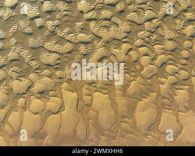 Forme sabbiose con bassa marea sulla riva dell'Oceano Atlantico vicino a Capo Trafalgar. Vista aerea. Colpo di drone. Costa de la Luz, provincia di Cadice Foto Stock