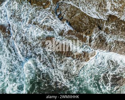 Frantoi sulla riva dell'Oceano Atlantico vicino a Capo Trafalgar. Vista aerea. Colpo di drone. Costa de la Luz, provincia di Cadice, Andalusia, Spagna Foto Stock