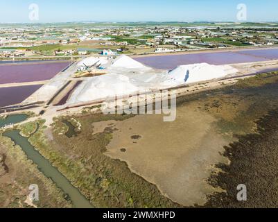 Il sale di Bonanza lavora vicino a Sanlucar de Barrameda. Vista aerea. Colpo di drone. Provincia di Cadice, Andalusia, Spagna Foto Stock