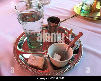 Esperienza autentica: Rituale del caffè bosniaco con caffè turco Foto Stock