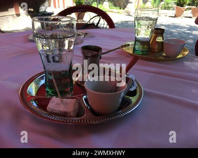 Esperienza autentica: Rituale del caffè bosniaco con caffè turco Foto Stock