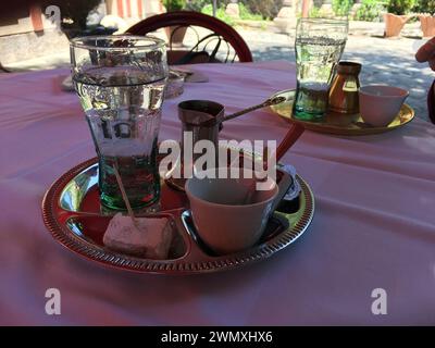 Esperienza autentica: Rituale del caffè bosniaco con caffè turco Foto Stock