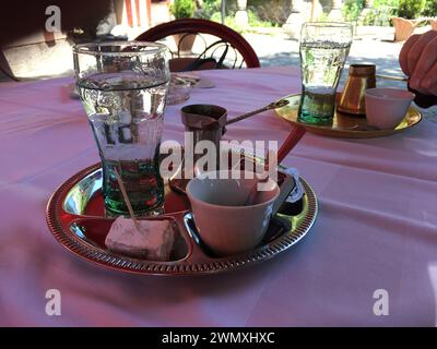 Esperienza autentica: Rituale del caffè bosniaco con caffè turco Foto Stock