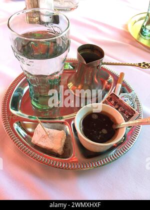 Esperienza autentica: Rituale del caffè bosniaco con caffè turco Foto Stock