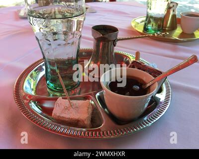 Esperienza autentica: Rituale del caffè bosniaco con caffè turco Foto Stock