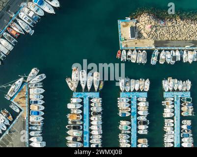 Banchine presso il porticciolo di San Jose. Vista aerea. Colpo di drone. Riserva naturale Cabo de Gata-Nijar, provincia di Almeria, Andalusia, Spagna Foto Stock