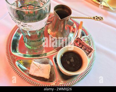 Esperienza autentica: Rituale del caffè bosniaco con caffè turco Foto Stock