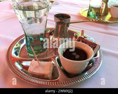 Esperienza autentica: Rituale del caffè bosniaco con caffè turco Foto Stock