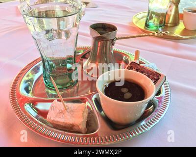 Esperienza autentica: Rituale del caffè bosniaco con caffè turco Foto Stock