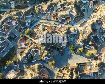 Il quartiere delle grotte di Guadix. Vista aerea. Colpo di drone. Provincia di Granada, Andalusia, Spagna Foto Stock