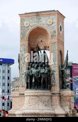 Mustafa Kemal Atatuerk con compagni d'armi, Monumento all'Indipendenza di Pietro Canonica, Piazza Taksim o Taksim Meydani, Beyoglu, Istanbul, europeo Foto Stock