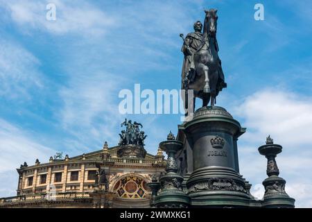 King John e Semper Opera House nella città vecchia, architettura, attrazione, famosa statua equestre, opera, musica, storia, storia Foto Stock