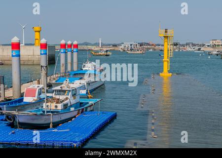 Barche da pesca ormeggiate per attraccare al porto di Jeongok con fari gialli sul molo di Pyeongtaek, Corea del Sud Foto Stock