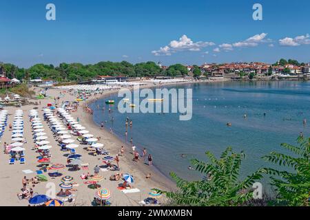 Spiaggia con capanne sulla spiaggia, ristoranti e caffetterie sulla Baia di Burgas sul Mar Nero. Sozopol, Burgas, Bulgaria, Europa sudorientale Foto Stock