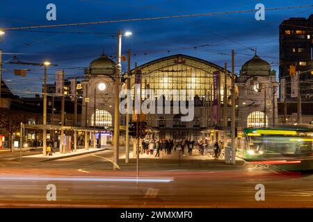 Atmosfera serale, edificio della stazione ferroviaria, stazione FFS, Centralbahnplatz, Basilea, Cantone di Basilea città, Svizzera Foto Stock