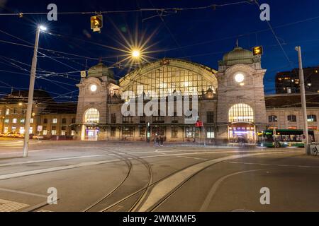 Atmosfera serale presso la stazione ferroviaria FFS di Basilea, Cantone di Basilea città, Svizzera Foto Stock