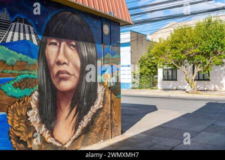 Graffito colorato con l'immagine di una donna indigena, Street art nella città di Punta Arenas, Patagonia, Cile Foto Stock