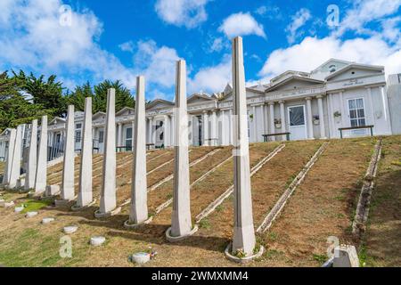 Stele e mausolei, cimitero storico Cementerio Sara Braun, città di Punta Arenas, Patagonia, Cile Foto Stock