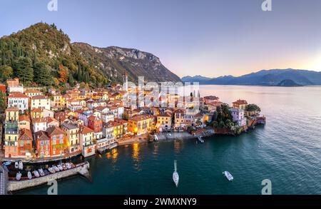 Varenna, Italia vista dall'alto del Lago di Como al tramonto. Foto Stock