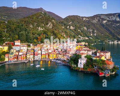 Varenna, Italia vista dall'alto del Lago di Como al tramonto. Foto Stock