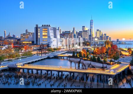 New York, New York, USA vista dello skyline del quartiere finanziario di Lower Manhattan al tramonto in autunno. Foto Stock