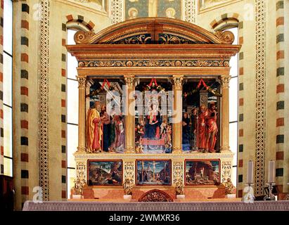 Una grande pala d'altare dipinta da Andrea Mantegna tra il 1457 e il 1459 per l'altare maggiore di San Zeno, Verona (Italia). Fu commissionato da Gregorio Correr, l'abate di quel monastero. Foto Stock