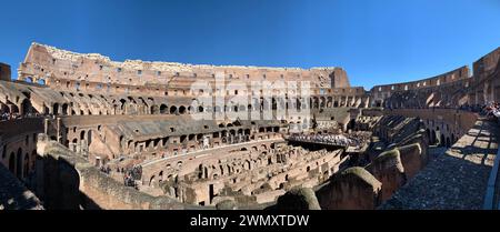 Vista interna del famoso Colosseo di Roma Foto Stock