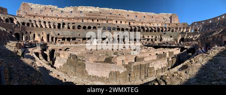 Vista interna del famoso Colosseo di Roma Foto Stock