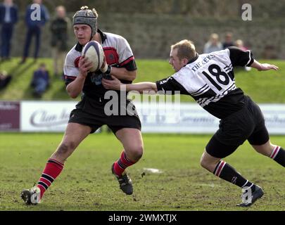 EDINBURGH REIVERS V CROSSKEYS , MYRESIDE, EDIMBURGO, 1/4/01. Reivers Simon Taylor assume la difesa delle Keys. Foto Stock