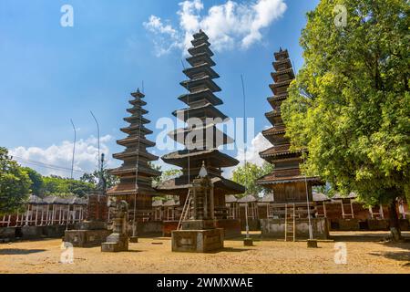 Tempio di Meru (pura Meru), il secondo tempio indù più antico di Lombok, Indonesia. Foto Stock