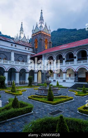 Banos, Ecuador - 28 marzo 2023: Giardino della Chiesa della Vergine dell'acqua Santa (Nuestra Señora del Agua Santa) presso il Parque Sebastián Acosta Foto Stock