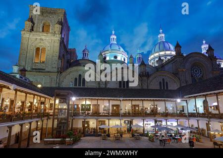 Cuenca, Ecuador - 01 aprile 2023: Splendide cupole blu in cima alla Cattedrale della famosa Immacolata Concezione, come si vede dalla piazza con tutte le Foto Stock