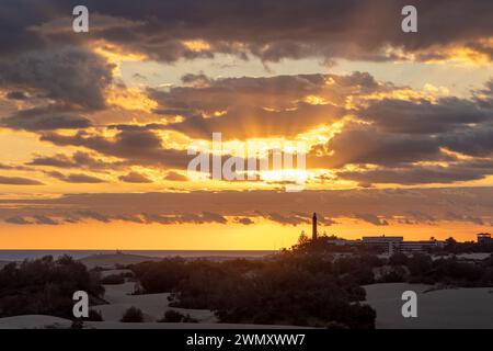 Maspalomas, Spagna - 26 novembre 2023: Dune di sabbia naturali di Maspalomas vicino a Maspalomas, Spagna Foto Stock