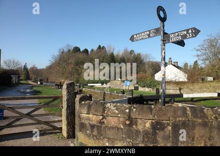 Segui le indicazioni per Higherland Lock n.32 sul canale Leeds & Liverpool, Gargrave, North Yorkshire. Foto Stock